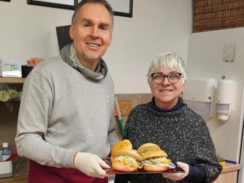 Manfred und Gerda mit Fischbrötchen in der Hand