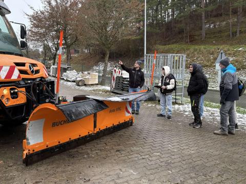 Schüler vor einem Unimog
