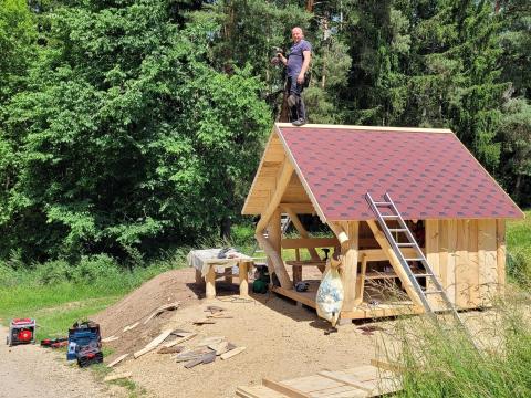 Thomas Pickel steht auf der Wetterschutzhütte, die sich noch im Aufbau befindet.