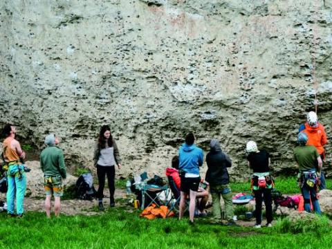Eine Gruppe Kletterer vor einem Felsen