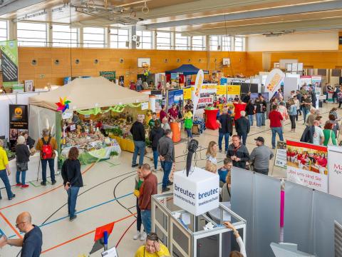 Blick von oben auf die Messehalle