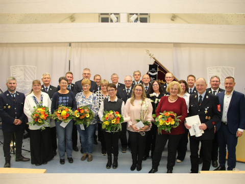 Gruppenbild der Geehrten mit Gattinnen