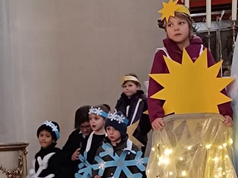 Kinder, verkleidet als Sonne und Schneeflocken