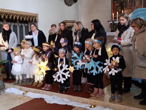 Gruppenbild aller mitwirkenden Kinder und Erwachsenen