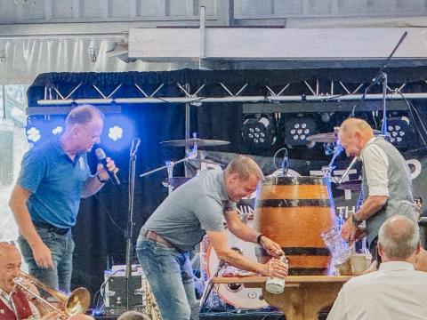 Landrat Armin Kroder und Bürgermeister Herbert Seitz stechen ein Bierfass an. Michael Taubmann moderiert.