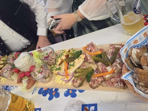 Brotzeitplatte mit verschiedenen Wurstwaren und Aufstrichen.