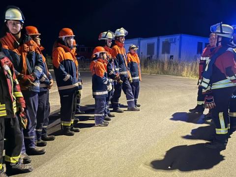 Die Jungfeuerwehrleute sind angetreten. Es ist nachts.