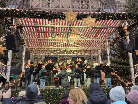 Die wilen 14 auf der Bühne am Christkindlesmarkt