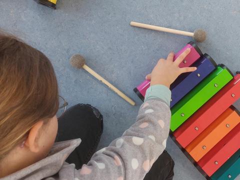 Ein Kind an einem Xylophon