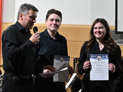 Gruppenfoto: die beiden Goldkinder und Lars Kustner